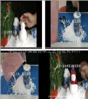 用来堆雪人的人造雪花粉吸水树脂雪花粉遇水就会膨胀雪花粉